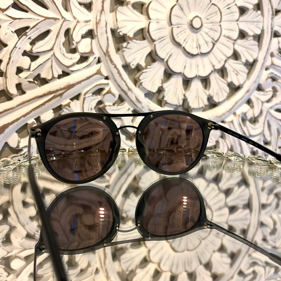 Henri Bendel sunglasses with case - Picture 5 of 9